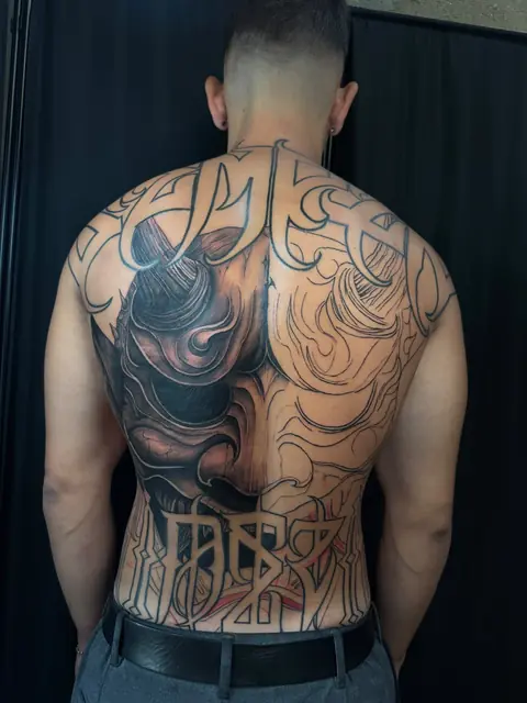 Großflächiges Backpiece mit dämonischer Maske in Black & Grey und umlaufendem Lettering