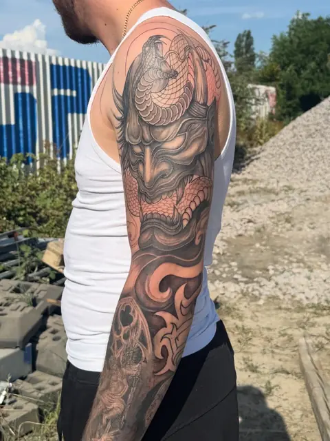Japanische Oni-Maske mit Schlange als Sleeve in Black & Grey auf dem Oberarm