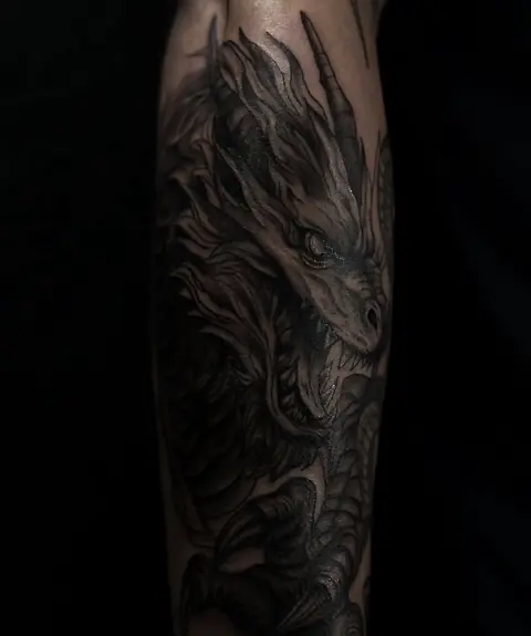 Realistischer Drache in Black & Grey auf dem Unterarm