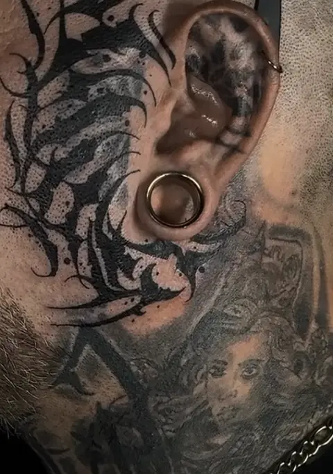 Blackwork-Blastover-Tattoo an Wange, Ohr und Hals
