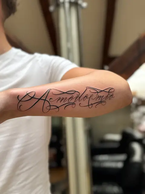 Script-Lettering „A modo mio“ auf dem Unterarm — individueller Schriftzug von Erol Create