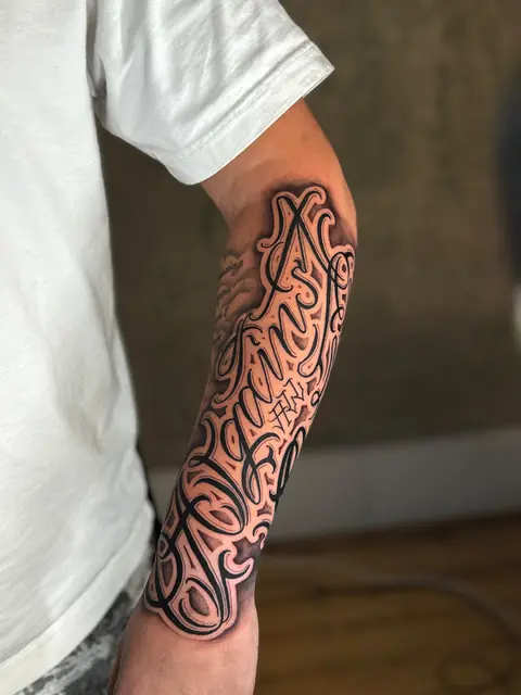 Großflächiges Chicano-Lettering mit Schattenverlauf am Unterarm — Körperflow von Erol Create