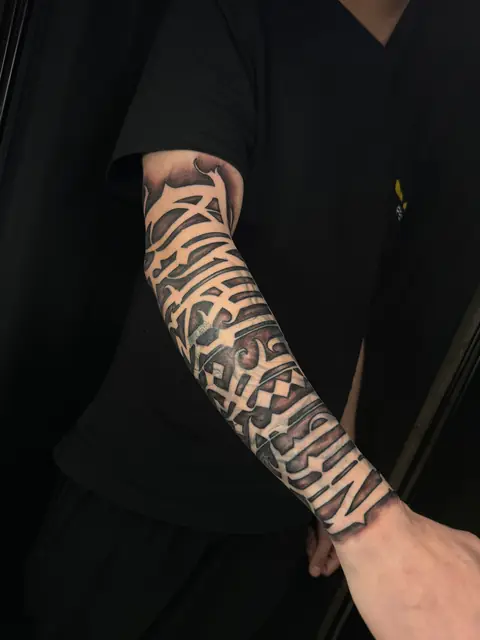 Großflächiges ornamentales Lettering als Sleeve auf dem Unterarm