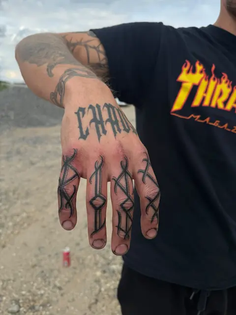 Lettering-Schriftzug auf dem Handrücken mit ergänzendem Finger-Lettering