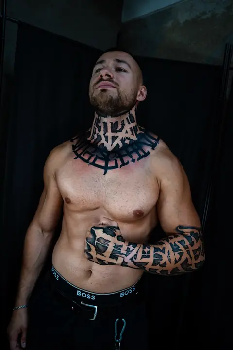 Calligraffiti-Lettering an Hals, Brust und Arm — Proportionen voll gefüllt