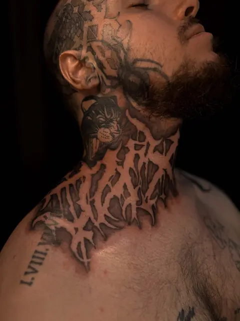Abstraktes Lettering-Piece an Hals und Schulter mit Panther-Motiv