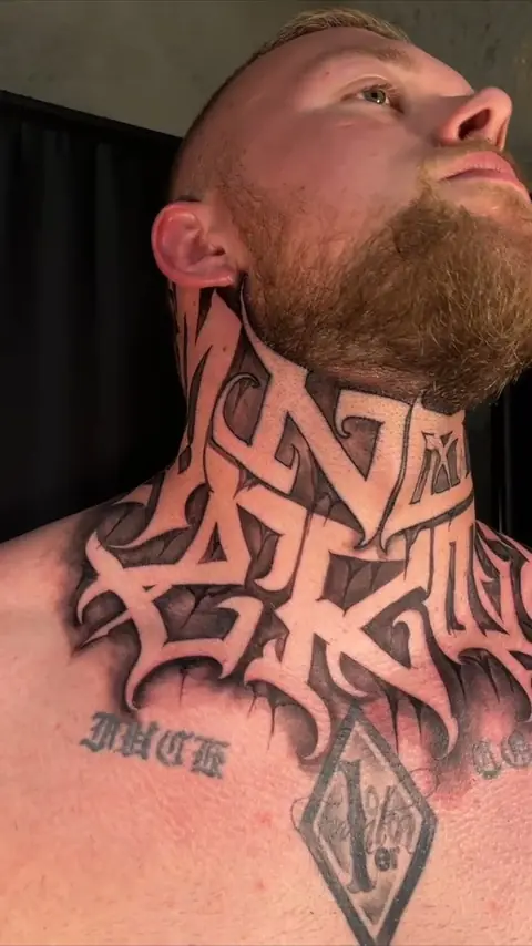 Großflächiges Lettering-Piece am Hals