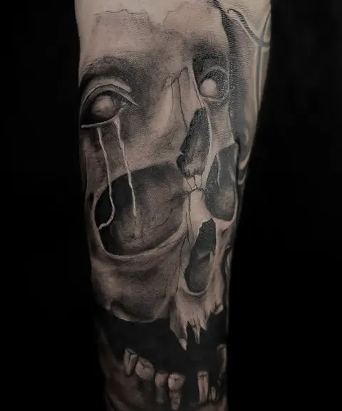 Realistischer Totenkopf mit weinendem Auge in Black & Grey auf dem Unterarm