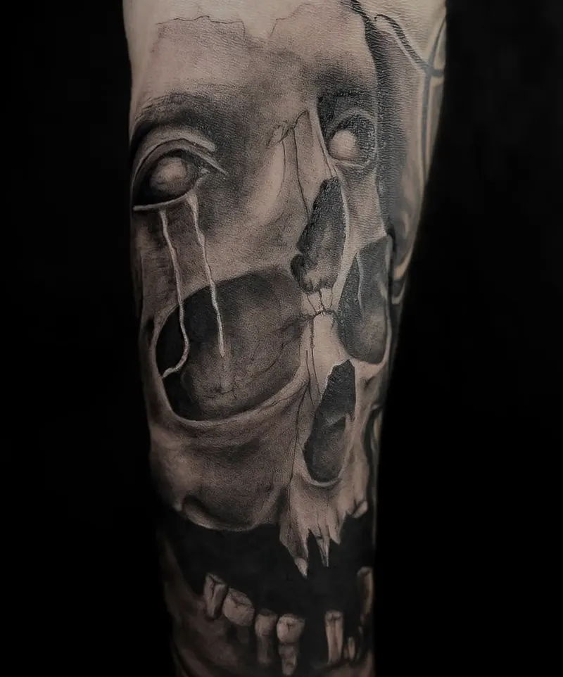 Realistischer Totenkopf in Black-&-Grey-Technik, tätowiert auf dem Unterarm